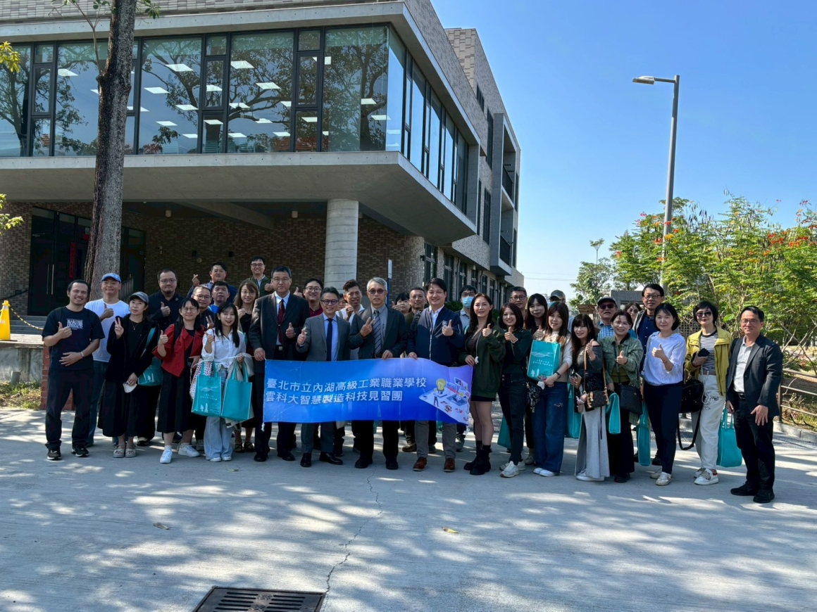 全體人員於智慧科技大樓前大合照 全體人員於智慧科技大樓前大合照